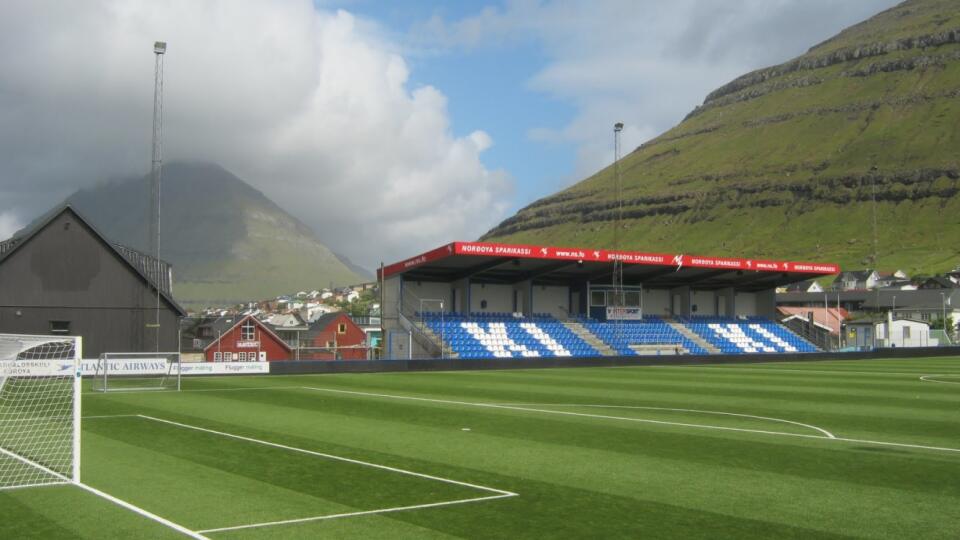 Djúpumýra Stadium, kde sa zápas bude hrať, má len viac ako 500 miest na sedenie.