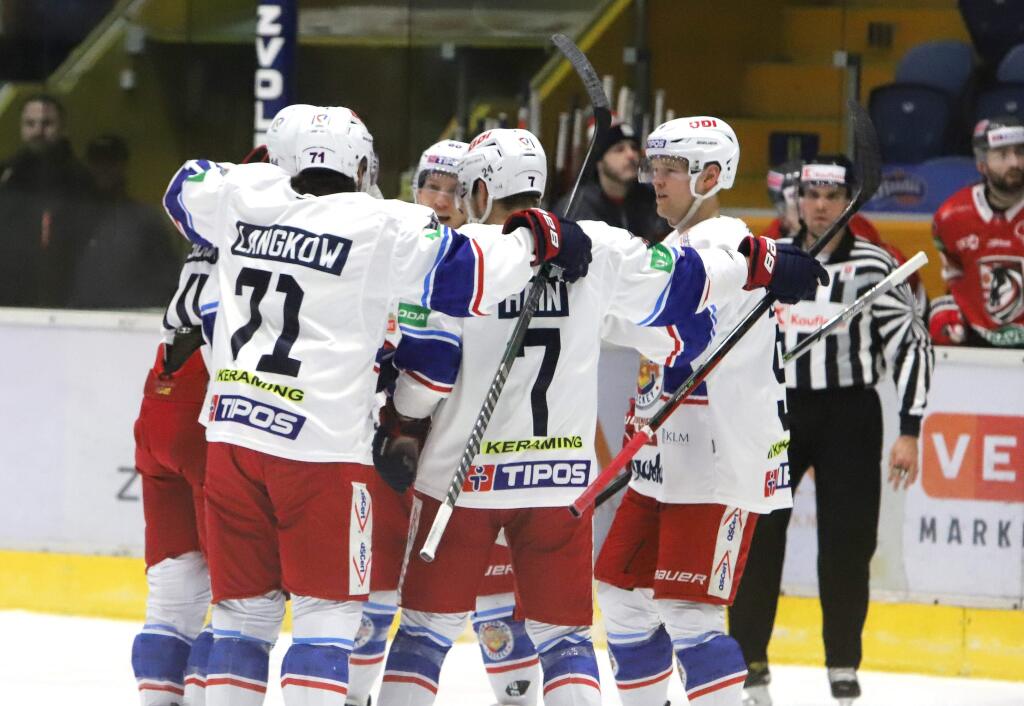 Na snímke gólová radosť Zvolena počas 21. kola hokejovej Tipos extraligy HKM Zvolen - HC MV Transport Prešov 27. novembra 2022 vo Zvolene. FOTO TASR - Ján Krošlák
