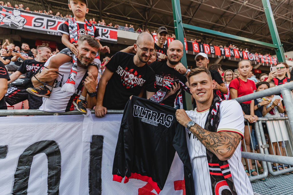 Slovenský futbalový reprezentant Martin Škrtel podpísal na jeden rok zmluvu s futbalovým klubom FC Spartak Trnava. Pred začiatkom zápasu Fortuna ligy medzi domácim Spartakom a Zlatými Moravcami pozdravil fanúšikov na štadióne.