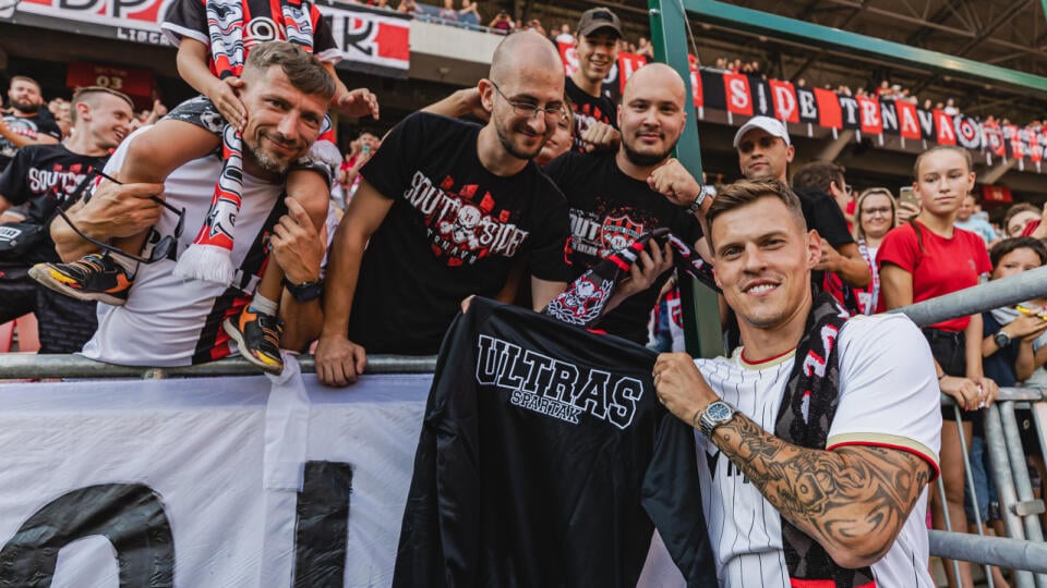 Škrtel sa ochotne vyfotil aj so skalnými fanúšikmi Spartaka Trnava.