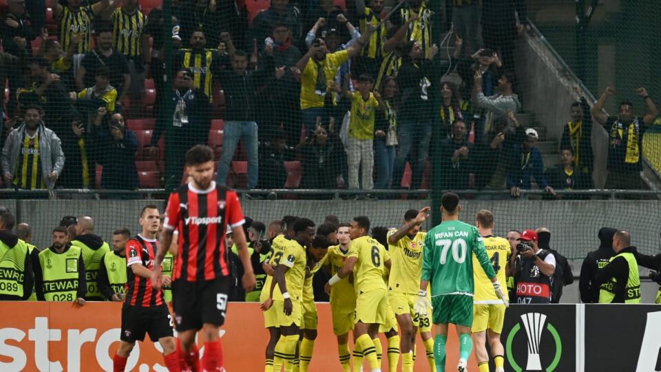 Na snímke radosť hráčov Fenerbahce po strelení gólu počas zápasu 2. kola H-skupiny Európskej konferenčnej ligy FC Spartak Trnava a Fenerbahce Istanbul v Trnave vo štvrtok 5. októbra 2023. FOTO TASR - Lukáš Grinaj