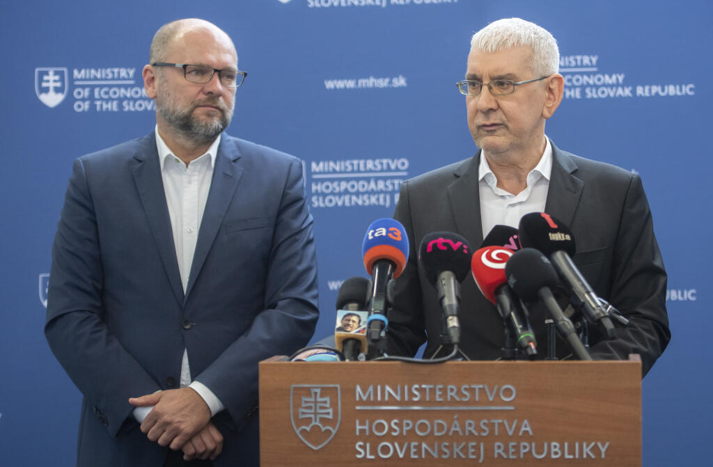 Na snímke zľava vicepremiér a minister hospodárstva SR Richard Sulík (SaS) a štátny tajomník ministerstva hospodárstva (MH) SR Ján Oravec počas tlačovej konferencie po druhom rokovaní Rady vlády pre konkurencieschopnosť a produktivitu (RVKP) na tému 