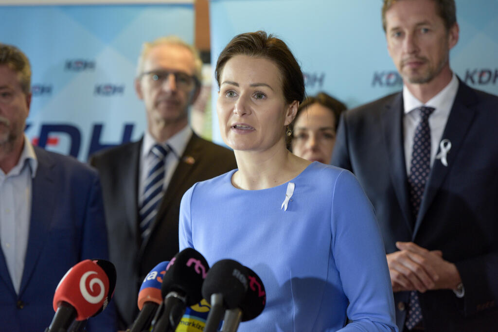 Na snímke v popredí členka predsedníctva Kresťanskodemokratického hnutia (KDH) Martina Holečková počas tlačovej konferencie po zasadnutí Celoslovenskej rady Kresťanskodemokratického hnutia k aktuálnemu postupu strany pred predčasnými parlamentnými voľbami 25. marca 2023 v Bratislave. FOTO TASR - Pavol Zachar