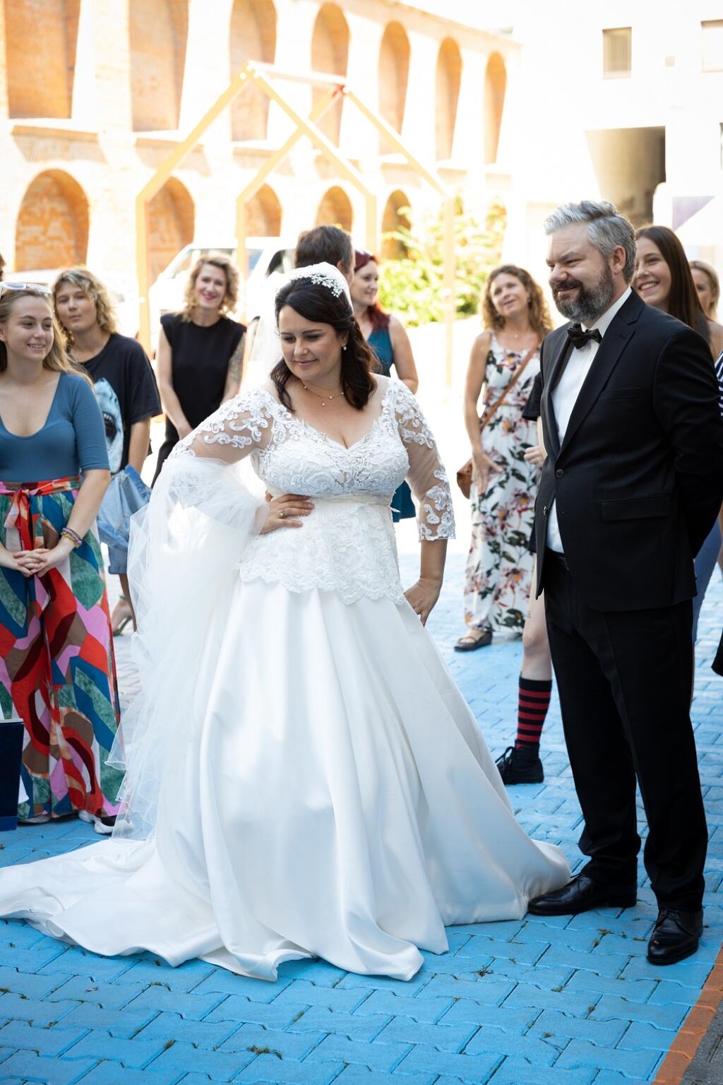 Petra ako nevesta, ktorá sa vydáva za profesora, ktorého hrá Samo Trnka.