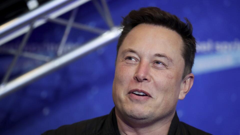 WA 8 archív Berlín - Na archívnej snímke z 1. decembra 2020 šéf Tesly Elon Musk prichádza na odovzdávanie mediálnych cien Axel Springer. Šéf Tesly Elon Musk má záujem o kúpu sociálnej siete Twitter, za ktorú ponúkol 43 miliárd USD (39,72 miliardy eur) v hotovosti. FOTO TASR/AP
Tesla and SpaceX CEO Elon Musk arrives on the red carpet for the Axel Springer media award in Berlin on Dec. 1, 2020. Musk is offering to buy Twitter, Thursday, April 14, 2022. He says the social media platform he has c