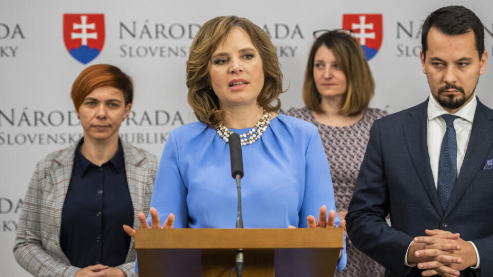 Líderka Za ľudí Veronika Remišová (v strede) nepreferuje predčasné voľby, no pripravuje sa aj na túto alternatívu.