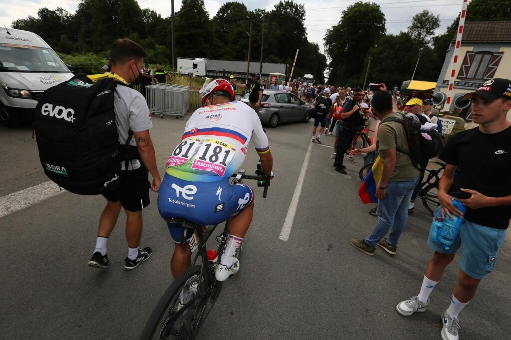 Na cyklistov čakalo jedenásť úsekov s kockami, ktoré ich v 5. etape poriadne vyčerpali a preverili. Sagan navyše zažil tvrdý pád, ktorý mu na pohode nepridal. Do cieľa prišiel poriadne zafúľaný.