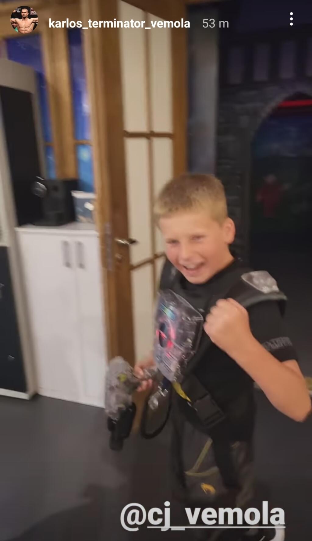 Okrem Lili sa so CJ-om stretáva aj Lela s Rockym. Zdá sa, že aj nevlastní súrodenci či mamina k sebe majú blízko.