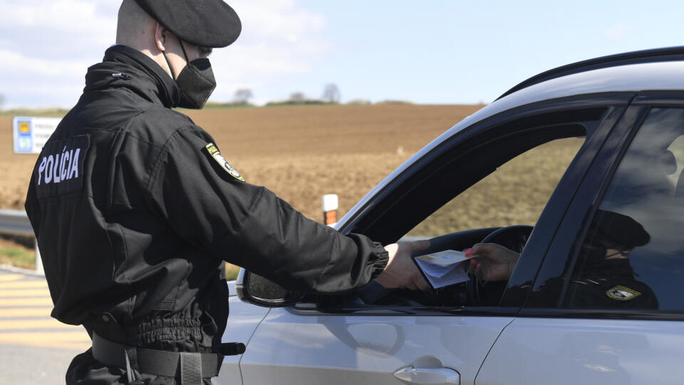 Od pondelka 26. apríla 2021 od 6.00 h sa predlžuje diaľkový limit pre pendlerov zo susedných štátov z 30 na 100 kilometrov. Potrebný je negatívny výsledok antigénového alebo RT-PCR testu nie starší ako sedem dní. Vyplýva to z vyhlášky Úradu verejného zdravotníctva k režimu na hraniciach. Na snímke polícia počas kontroly na slovensko-maďarskom hraničnom priechode Milhosť -Tornyosnémeti 26. apríla 2021. FOTO TASR – František Iván
