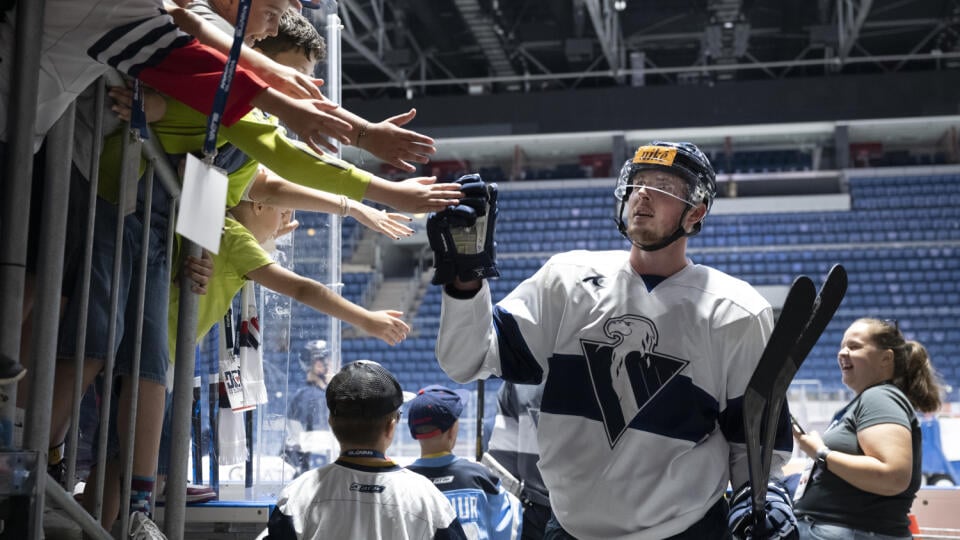 Na snímke fanúšikovia HC Slovan Bratislava zdravia hráčov po tréningu na podujatí Deň so Slovanom 6. septembra 2023 v Bratislave. FOTO TASR - Pavel Neubauer