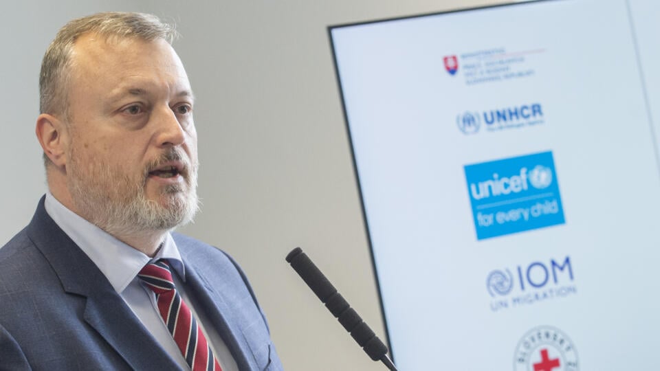 Na snímke minister práce, scoiálnych vecí a rodiny SR Milan Krajniak počas tlačovej konferencie na tému spolupráca v súvislosti s utečeneckou krízou 27. apríla 2022 v Bratislave. FOTO TASR - Martin Baumann