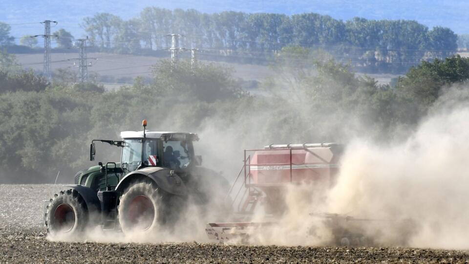 Zemplín dlhodobo trápi extrémne sucho, ktoré spôsobuje veľké škody farmárom. Na snímke traktor so sejačkou na poli neďaleko mesta Trebišov 5. septembra 2022. FOTO TASR - Roman Hanc