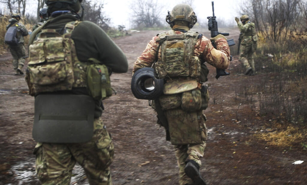 WA 44 Doneck - Ukrajinskí vojaci menia svoje pozície na neznámom mieste v Doneckej oblasti na Ukrajine vo štvrtok 17. novembra 2022. FOTO TASR/AP 

Ukrainian soldiers change their position at an undisclosed location in the Donetsk region, Ukraine, Thursday, Nov. 17, 2022. (AP Photo/Roman Chop)