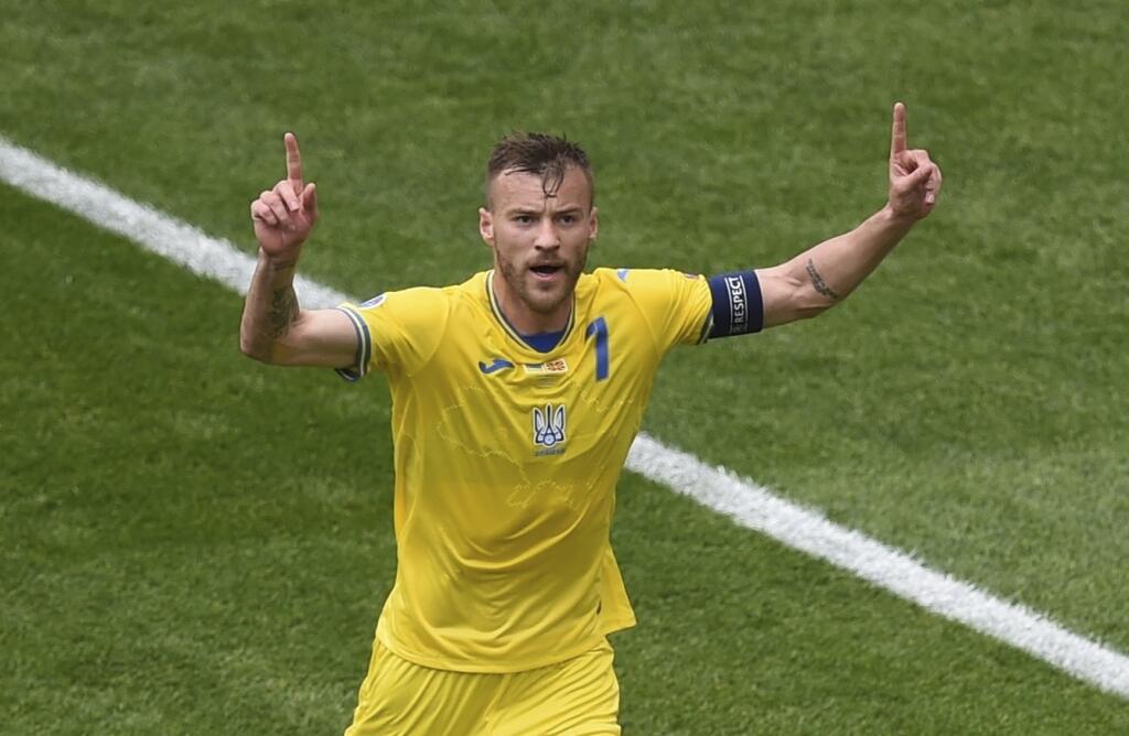 KK13 Bukurešť - Ukrajinský futbalista Andrij Jarmolenko sa teší z gólu počas zápasu základnej C-skupiny Ukrajina - Severné Macedónsko na ME vo futbale 17. júna 2021 v Bukurešti. FOTO TASR/AP
Ukraine's Andriy Yarmolenko scelebrates after scoring his side's opening goal during the Euro 2020 soccer championship group C match between Ukraine and North Macedonia at the National Arena stadium in Bucharest, Romania, Thursday, June 17, 2021. (AP Photo/Mihai Barbu, Pool)