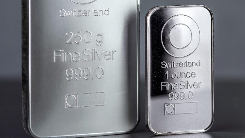 Gold,And,Silver,Bars,Of,Different,Weight,On,A,Gray