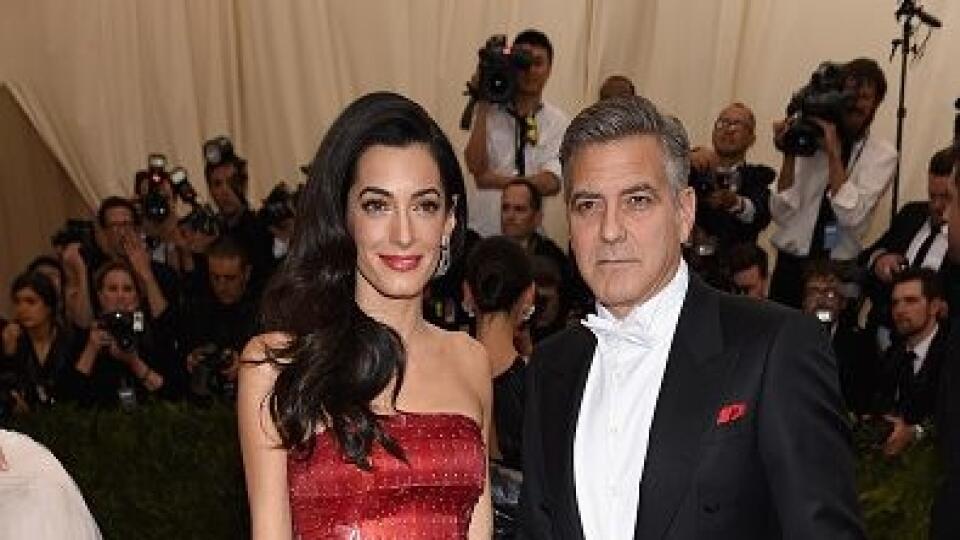 Amal Alamuddin a George Clooney, Amal je v róbe