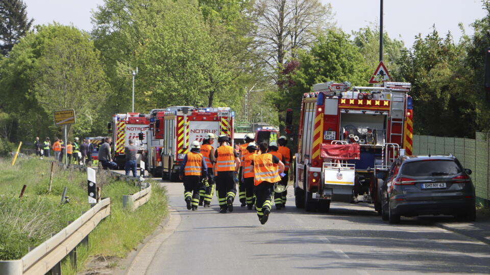 Príslušníci záchranných zložiek zasahujú po náraze vlaku do skupiny robotníkov neďaleko nemeckého Kolína nad Rýnom vo štvrtok 4. mája 2023. K incidentu, pri ktorom prišli o život dve osoby, došlo na železničnom priecestí pri meste Hürth juhozápadne od Kolína, uvádza denník Kölner Stadt-Anzeiger.