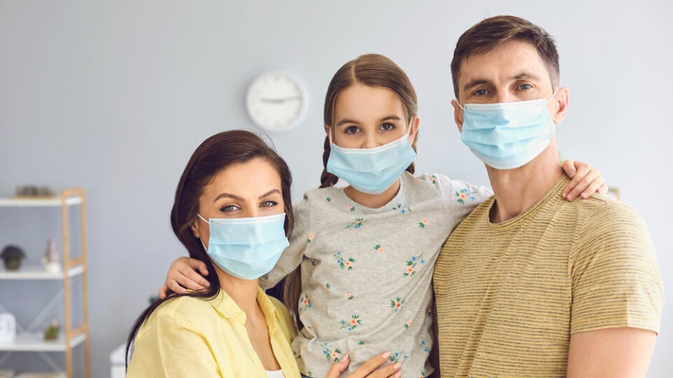 1. Ste chorí?
Nachladnutie, chrípka alebo herpes na perách, to všetko sú dôvody, kedy sa vám oplatí nasadiť si rúško aj v domácom prostredí. Práve to vám pomôže ochrániť pred nepríjemnou nákazou členov vašej rodiny.