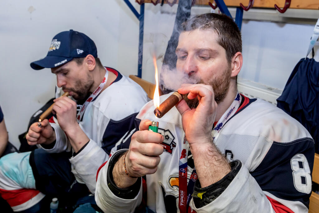 Hokejisti HC Slovan Bratislava zvíťazili v šiestom zápase finále Kaufland play off Tipos extraligy 2021/2022 a získali titul majstra SR. Šiesty zápas vyhrali s HK Nitra 5:2 a celú sériu 4:2 na zápasy. Na snímke sú oslavy titulu v šatni, Samuel Takáč a Michal Sersen.