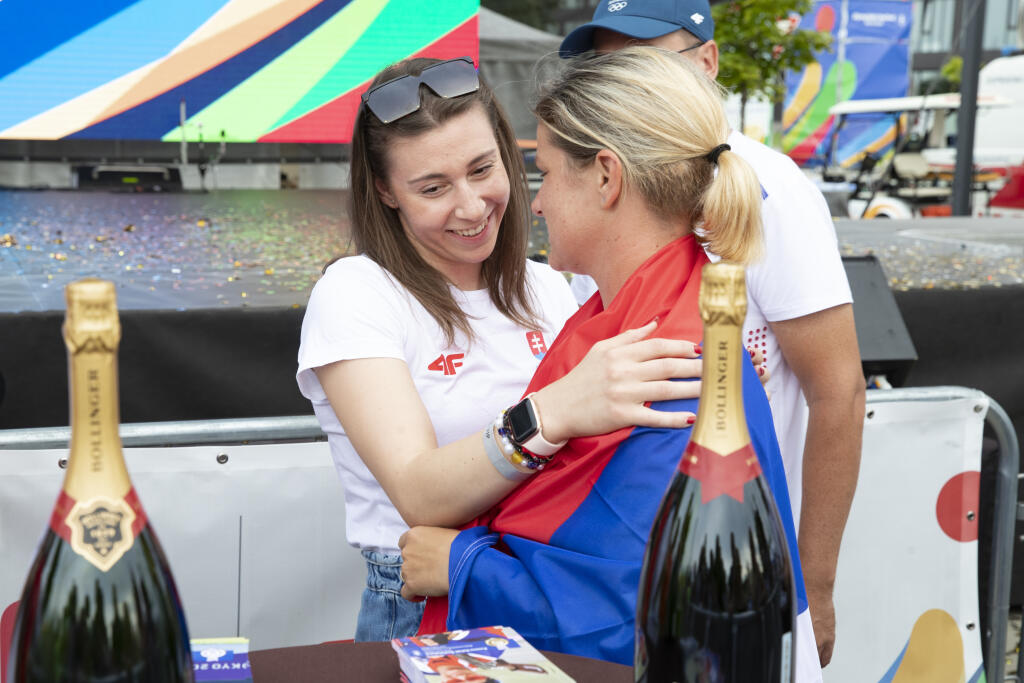 Autogramiáda slovenských olympionikov po návrate z japonského Tokia v X-Bionic Šamorín. Na snímke Barbora Mokošová a Zuzana Rehák-Štefečeková.