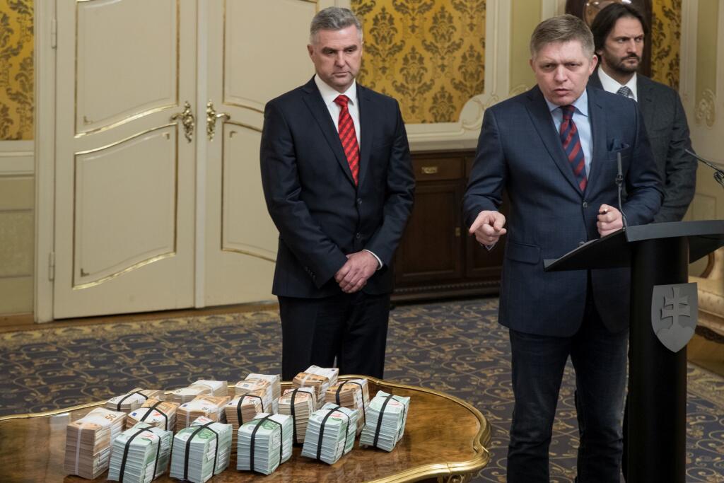 S miliónom na stole: Zľava, policajný prezident Tibor Gašpa, predseda vlády Robert Fico, minister vnútre Robert Kaliňák.