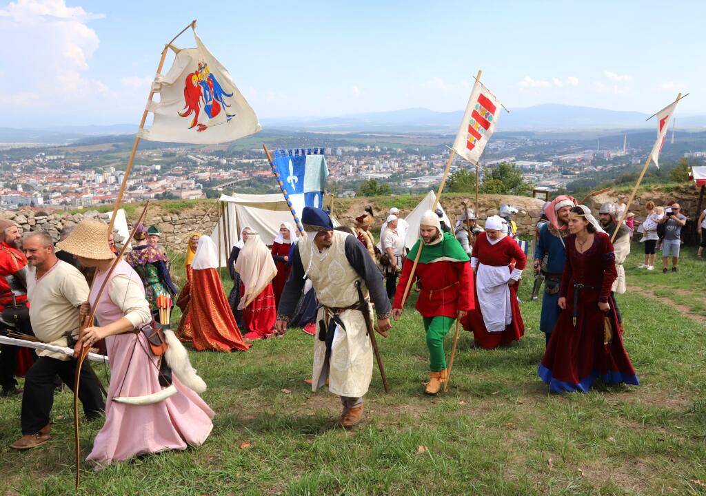 Pustý hrad nad Zvolenom zažil stredovekú kráľovskú svadbu s kráľovským sprievodom. Vydávala sa Konštancia, dcéra uhorského kráľa Belu IV. Podujatie oživil historický stanový tábor, ukážky dobového života, dobýjanie hradných múrov, šermiarske súboje, lukostrelecký tábor, sokoliari, remeselníci dobová hudba. Podujatie je pripomienkou kráľovskej svadby, ktorá sa na tomto mieste skutočne odohrala. Na snímke kráľovská svadba na Pustom hrade nad Zvolenom v sobotu 27. augusta 2022. FOTO TASR - Ján Kroš