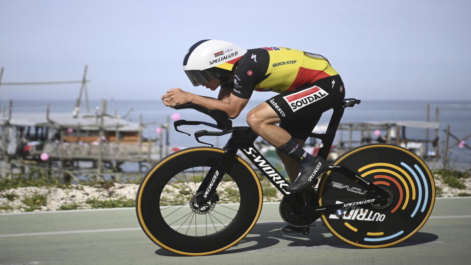 WA 91 Ortona - Belgičan Remco Evenepoel z tímu Soudal - Quick Step počas úvodnej etapy  cyklistických pretekov Giro d'Italia, ktorá viedla z Mariny do Ortony v sobotu 6. mája 2023. FOTO TASR/AP   

Belgian cyclist Remco Evenepoel pedals during the first stage of the Giro d'Italia cycling race from Costa dei Trabocchi Tudor ITT Fossacesia Marina to Ortona, Italy, Saturday, May 6, 2023. (Fabio Ferrari/LaPresse via AP)