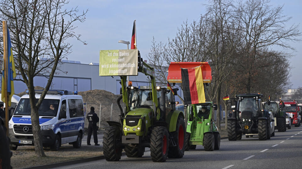 Kolóna traktorov ide na protestné zhromaždenie pred závodom DB na údržbu vlakov ICE 4 v nemeckom Cottbuse.