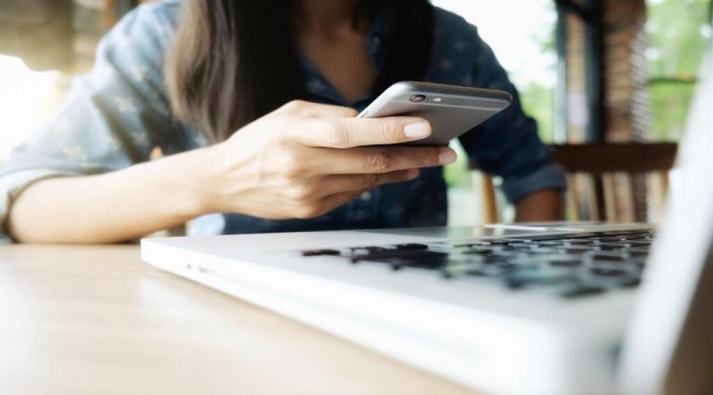 Čoraz viac ľudí začína nakupovať online. Častejšie sa využíva smartfón, no v kurze sú stále aj počítače.