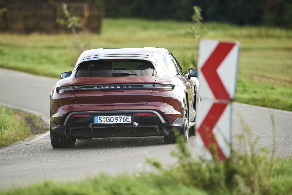 Porsche Taycan Cross Turismo.