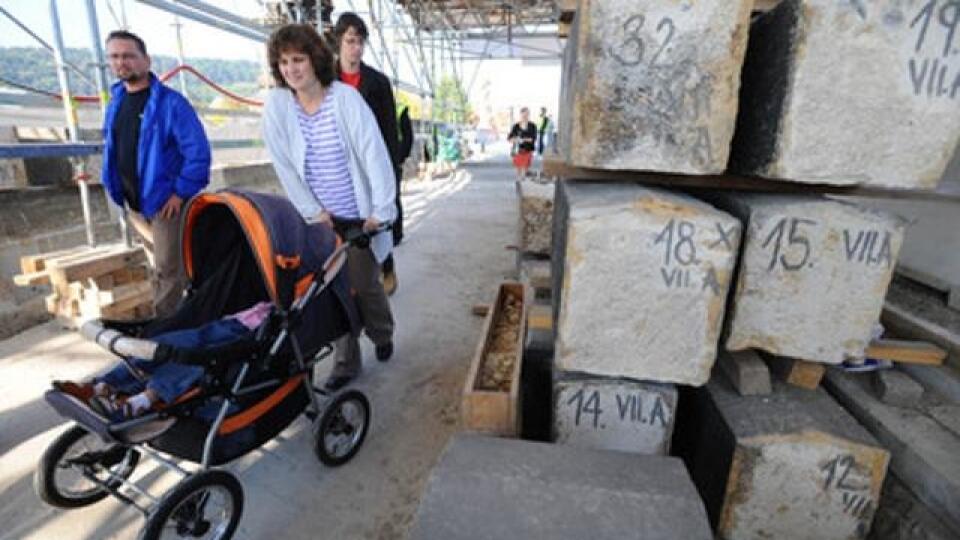 Za znehodnotenie Karlovho mosta udelili Prahe miliónovú pokutu.