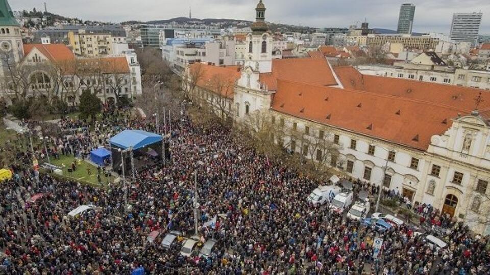 Protesty: Vražda novinára Jána Kuciaka a jeho snúbenice Martiny Kušnírovej odštartovala veľké celospoločenské zmeny. Do ulíc vyšli
desaťtisíce ľudí, ktorí volali po výmene vlády.