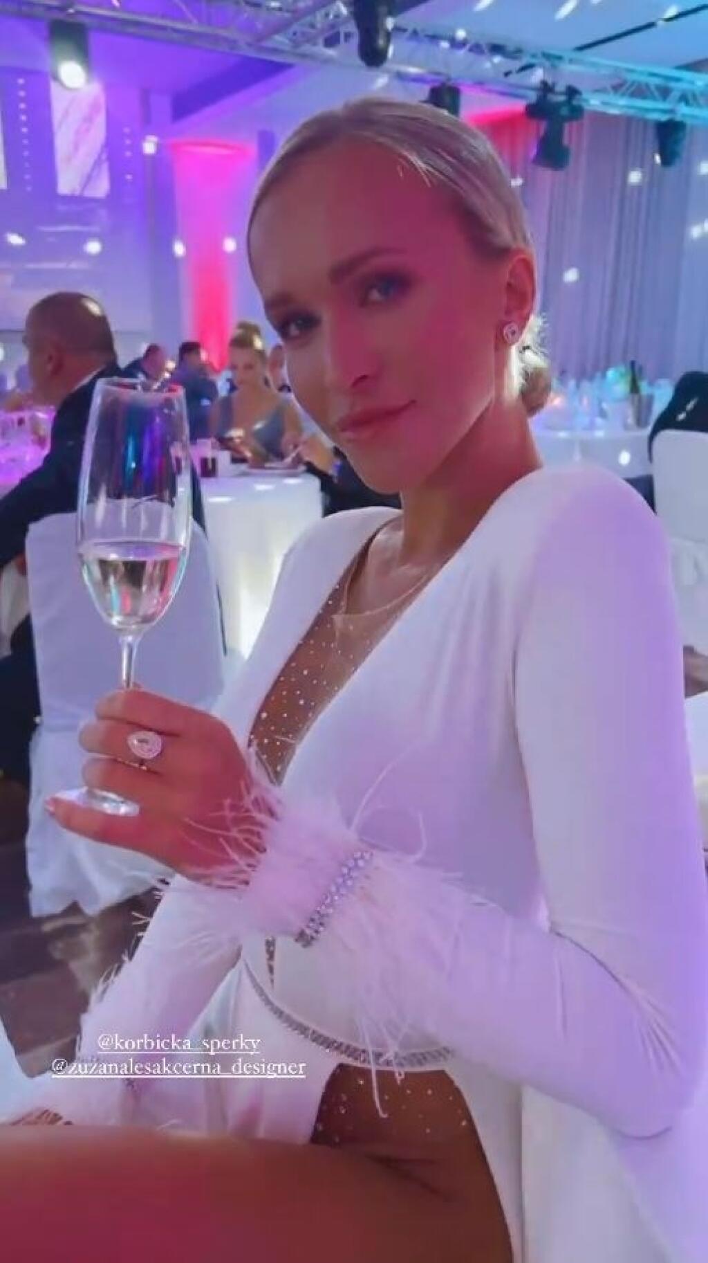 Nela pútala na Diamantovom plese pozornosť nielen odvážnym outfitom, ale aj šperkami, ktoré sa na nej ligotali.