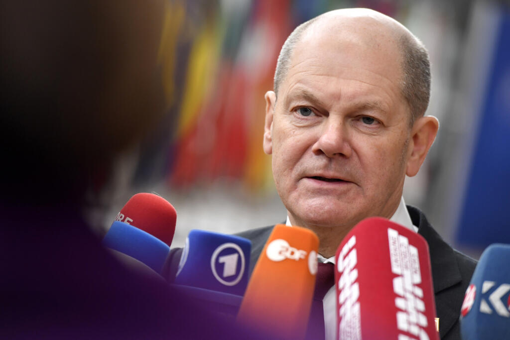 WA 58 Brusel - Nemecký kancelár Olaf Scholz odpovedá na otázky novinárov počas príchodu na dvojdňový summit EÚ v Bruseli vo štvrtok 23. marca 2023. Ústrednou témou dvojdňového summitu je posilnenie konkurencieschopnosti EÚ. Hovoriť budú aj o Ukrajine, spoločnej obrane, obchodnej politike a reforme hospodárskeho riadenia. FOTO TASR/AP 

Germany's Chancellor Olaf Scholz speaks with the media as he arrives for an EU summit at the European Council building in Brussels, Thursday, March 23, 2023. Euro