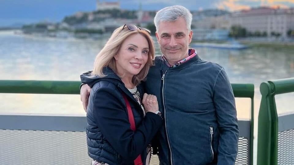 Zdenka pozdravila fanúšikov z prechádzky s Braňom Kostkom. Vyzerá stále lepšie a lepšie.