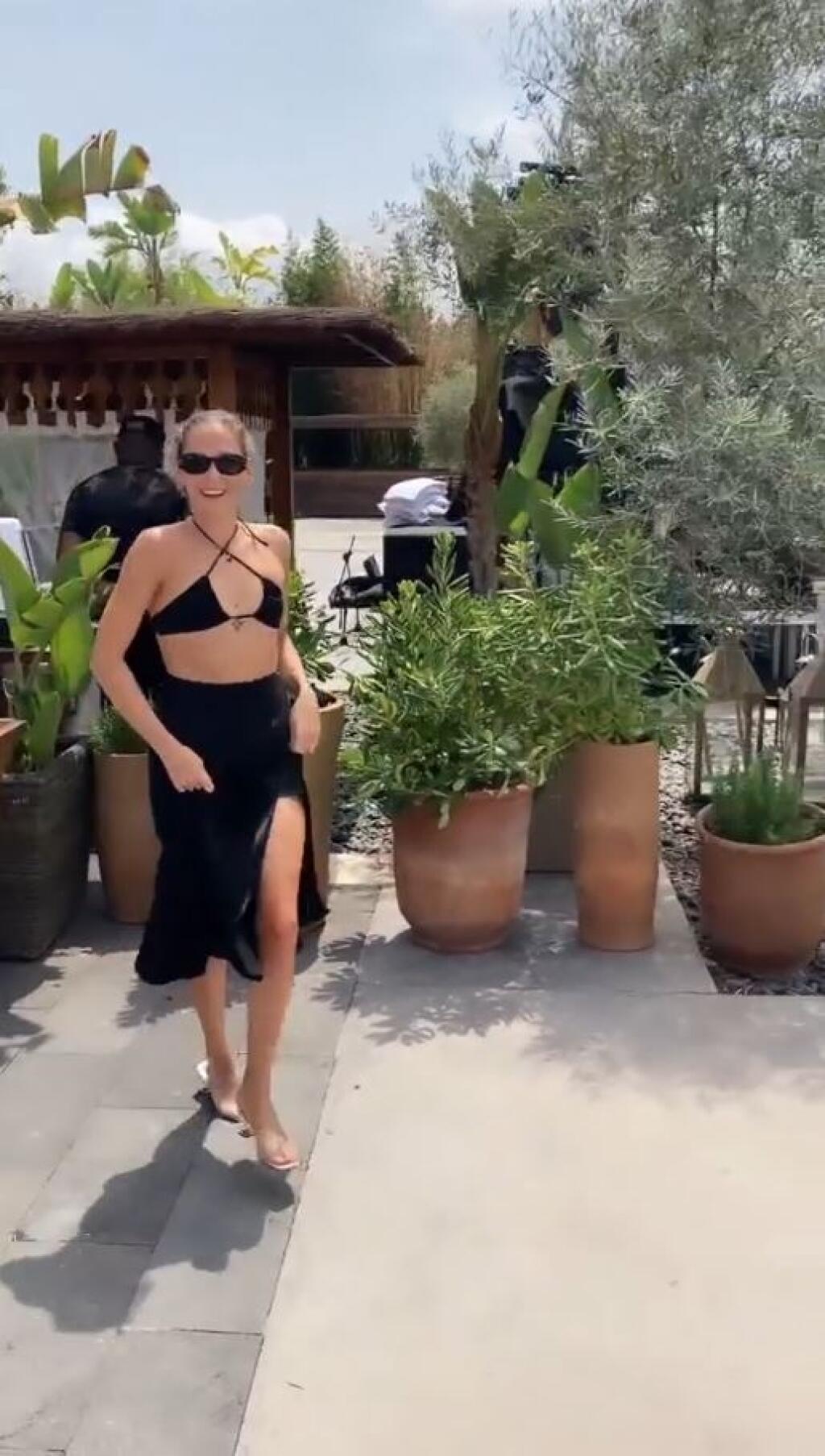 Emma si užívala slnečné počasie na Ibize a predviedla svoje krivky v plavkách.