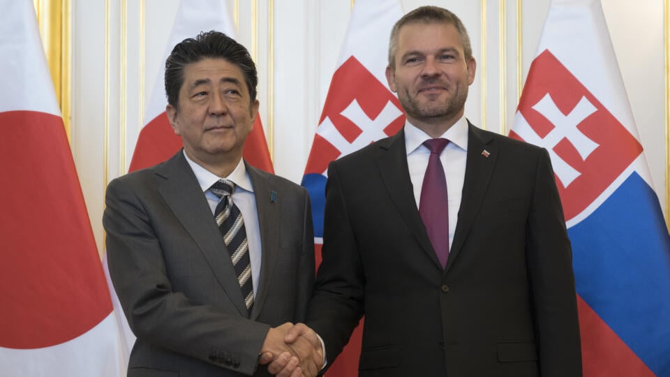 Peter Pellegrini na spoločnom rokovaní s japonským premiérom Šinzóm Abem.