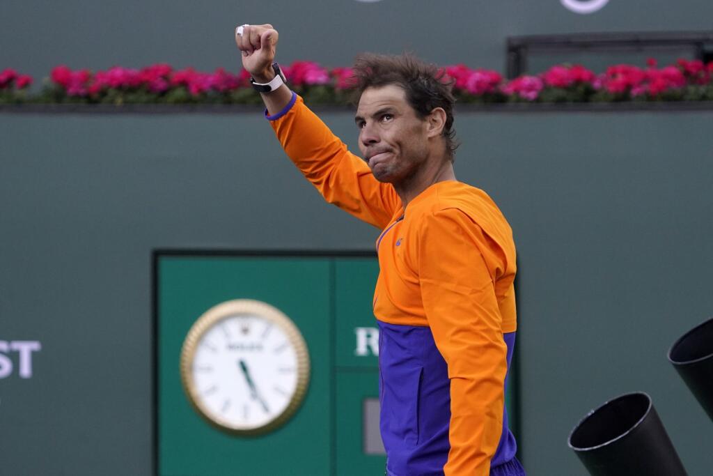 Na snímke Španiel Rafael Nadal pózuje reaguje po prehre vo finále dvojhry mužov na turnaji ATP Masters 1000 v Indian Wells v nedeľu 20. marca 2022. Nadal prehral s domácim Američanom Taylorom Fritzom za 127 minút 3:6, 6:7 (5).