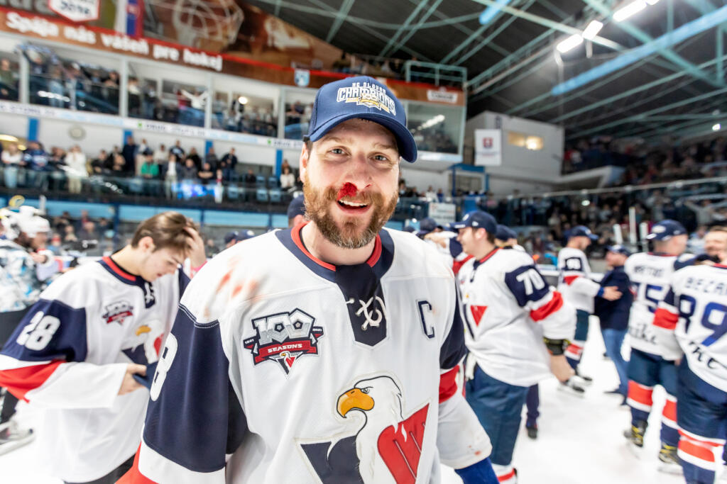 Hokejisti HC Slovan Bratislava zvíťazili v šiestom zápase finále Kaufland play off Tipos extraligy 2021/2022 a získali titul majstra SR. Šiesty zápas vyhrali s HK Nitra 5:2 a celú sériu 4:2 na zápasy. Na snímke je kapitán HC Slovan Michal Sersen.