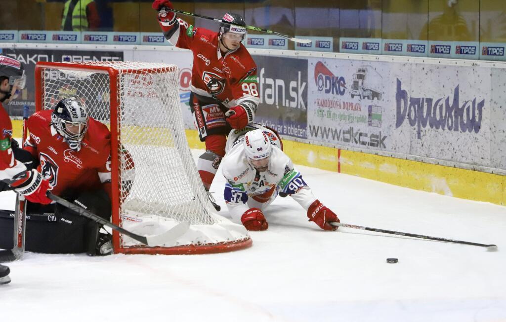 Na snímke zľava brankár Prešova Eugen Rabčan, Lukáš Ľalík (Prešov) a Marek Viedenský (Zvolen) počas 21. kola hokejovej Tipos extraligy HKM Zvolen - HC MV Transport Prešov 27. novembra 2022 vo Zvolene.
