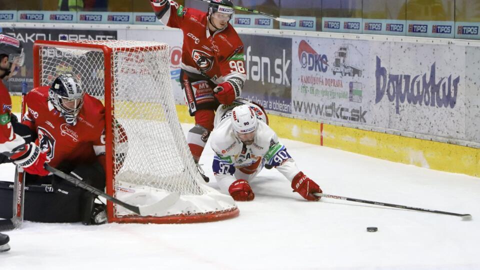 Na snímke zľava brankár Prešova Eugen Rabčan, Lukáš Ľalík (Prešov) a Marek Viedenský (Zvolen) počas 21. kola hokejovej Tipos extraligy HKM Zvolen - HC MV Transport Prešov 27. novembra 2022 vo Zvolene. FOTO TASR - Ján Krošlák