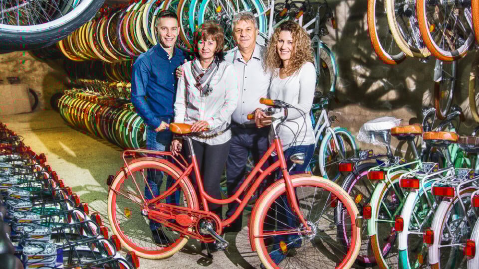 Podnikateľ Jozef Kendera s rodinnou. Jeho firma bicykle navrhuje, montuje aj si vyrába niektoré časti.