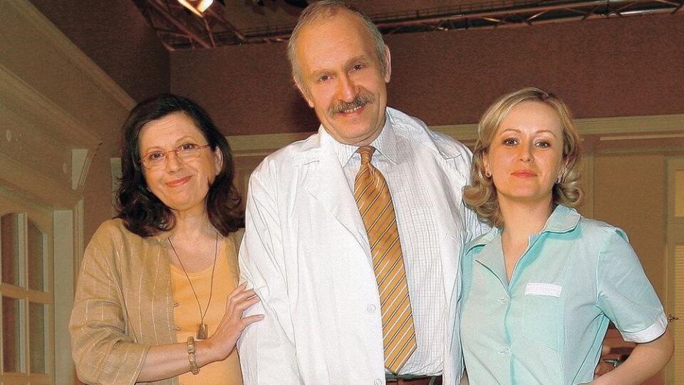 V Ordinácii v ružovej záhrade ho vídame ako doktora Slávika. S kolegyňami Zuzanou Kronerovou (vľavo) a Michaelou Čobejovou.