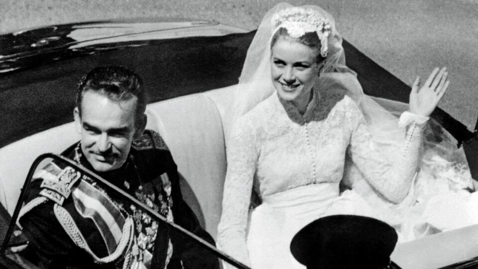 1956: Monacké knieža Rainier III. si berie Grace Kelly.