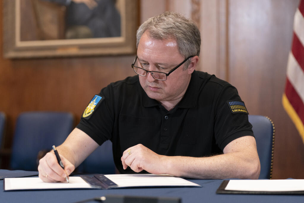 JB 11 Washington - Ukrajinský generálny prokurátor Andrij Kostin počas podpisu dohody s americkým ministrom spravodlivosti Merrickom Garlandom v rámci ich stretnutia vo Washingtone 20. septembra 2022. Americký minister spravodlivosti Merrick Garland a ukrajinský generálny prokurátor Andrij Kostin podpísali v utorok dohodu zameranú na formalizovanie spolupráce v súvislosti so spoločným úsilím o stíhanie údajných vojnových zločinov spáchaných ruskými silami vo vojne na Ukrajine. Obaja predstavitel
