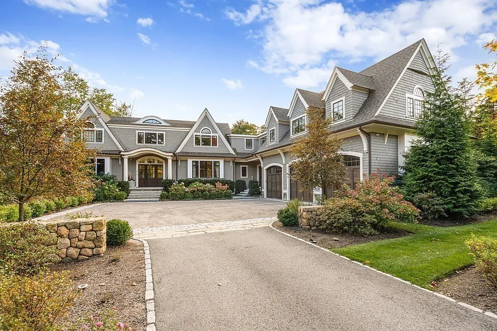 Podľa webu truepeoplesearch.com Zdeno aj jeho manželka bývajú v meste Weston západne od Bostonu. Luxusná vila vo vychytenej štvrti podľa realitného portálu zillow.com má hodnotu 4 milióny dolárov.