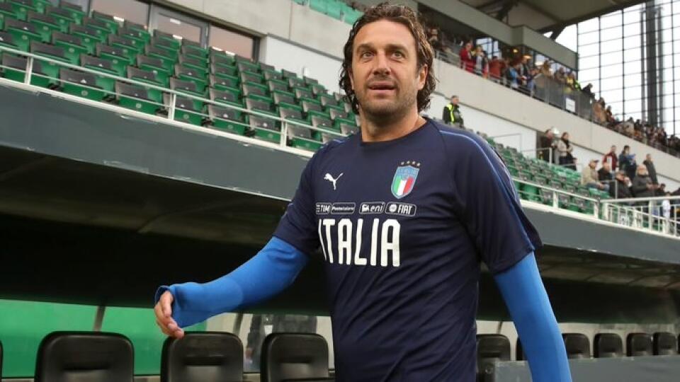 Bývalý taliansky futbalový reprezentant Luca Toni v sobotu prostredníctvom sociálnych sietí potvrdil, že bol spolu s rodinou obeťou ozbrojenej lúpeže vo vlastnom dome. Zároveň fanúšikov ubezpečil, že sú všetci v poriadku.