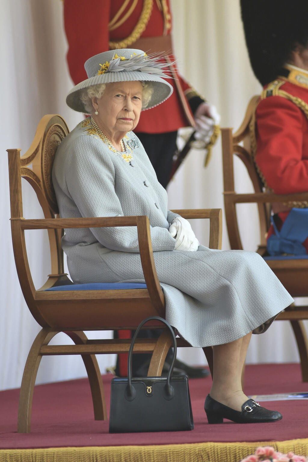 Britská kráľovná Alžbeta II. sedí počas oficiálnych osláv svojich 95. narodenín na Windsorskom hrade pri Londýne v sobotu 12. júna 2021. Oslavy mali pre pandémiu aj tentoraz obmedzený rozsah.