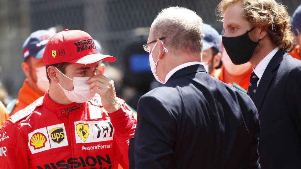 EBE 33 Monako - Na snímke vľavo monacký pilot formuly 1 Charles Leclerc z tímu Ferrari a monacký princ Albert II. sa roprávajú pred štartom Velkej ceny Monaka F1 v nedeľu 23. mája 2021. Leclerc nakoniec nebude štartovať na domácej Veľkej cene. Napriek tomu, že vyhral sobotňajšiu kvalifikáciu, mal v zahrievacom kole technické problémy a musel do boxov. Tím po prehliadke monopostu rozhodol, že Leclerc štartovať nebude. FOTO TASR/AP
Ferrari driver Charles Leclerc of Monaco, left, speaks with Pri