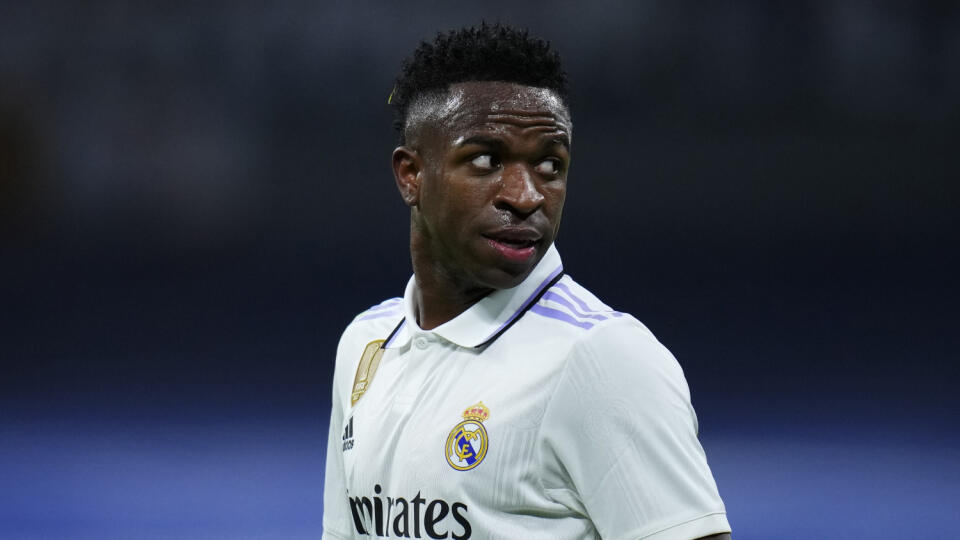 WA 32 archív Madrid - Na archívnej snímke z 25. februára 2023 futbalista Realu Madrid Vinicius Junior gestikuluje počas zápasu španielskej La Ligy Real Madrid - Atletico Madrid v Madride. Španielsky výbor pre boj proti násiliu navrhol pokutu 4000 eur a dvanásťmesačný zákaz vstupu na štadióny pre fanúšika, ktorý rasisticky urazil Viniciusa Juniora. FOTO TASR/AP 

Real Madrid's Vinicius Junior gestures during a Spanish La Liga soccer match between Real Madrid and Atletico Madrid at the Santiago Be